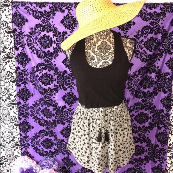 Forever 21 Pants - 💕 Floral shorts ❣️